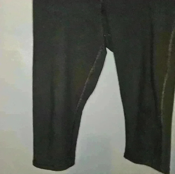 Amazon Essentials Womans Capri Leggings Size M - Picture 3 of 9